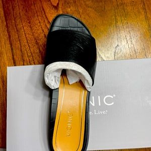 Black Vionic Sandala